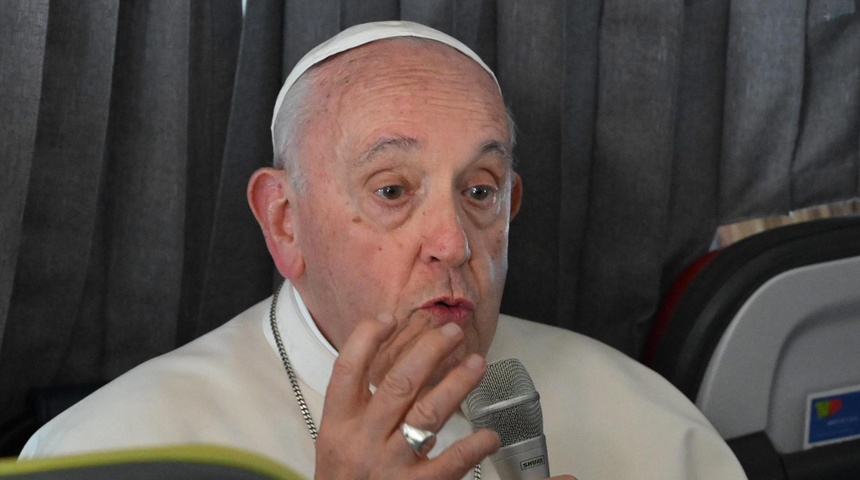 Papa Francisco dice que la Iglesia está abierta a todos, también a los homosexuales