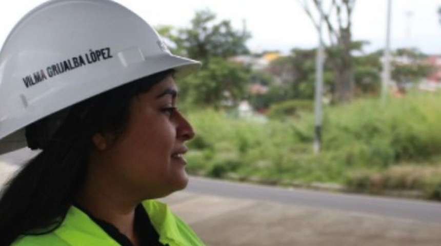 Vilma, una nicaragüense supervisora de obras de construcción en Costa Rica