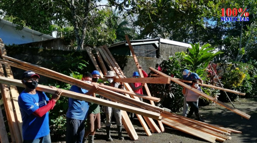 Campesinos refugiados en Costa Rica ayudan a familia tica para reconstruir techo de su casa destruido por fuertes vientos