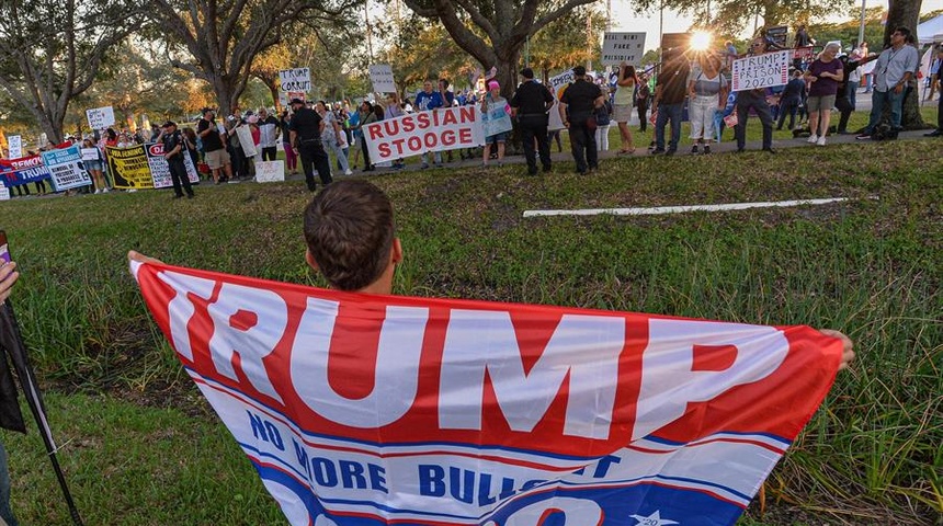 Manifestantes a favor y en contra de Trump se enfrentan en San Diego