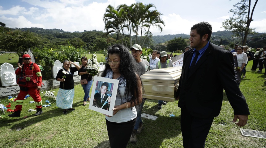 Sepultan en El Salvador restos de un joven que estuvo desaparecido desde 2021