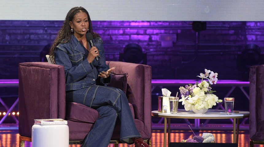 Tejer y más pequeñas cosas: Michelle Obama abraza la autoayuda en nuevo libro