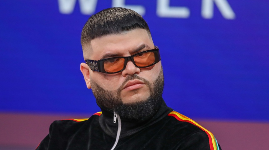 Farruko pide perdón por sus canciones y convierte un concierto en "una misa"