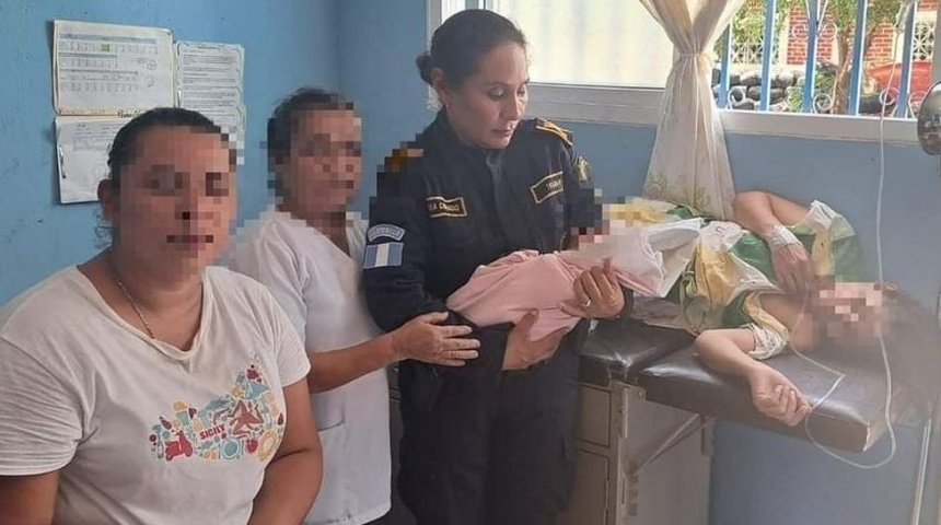 Policía guatemalteca asiste parto de emergencia de una nicaragüense, bebé nació en patrulla