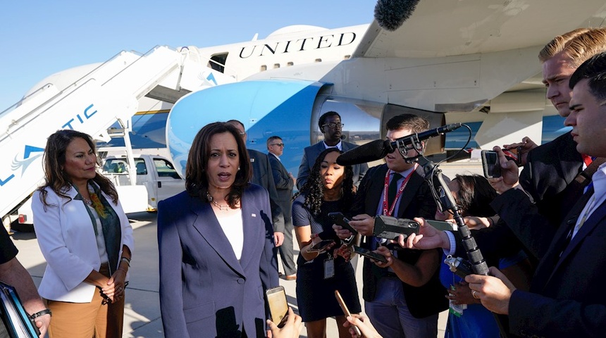 Harris se reúne con niñas migrantes y visita un puerto de entrada en la frontera con México