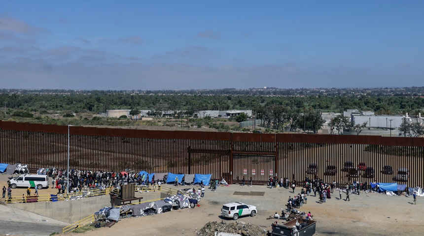 Autoridades mexicanas reconocen que el crimen controla cruces de migrantes en la frontera