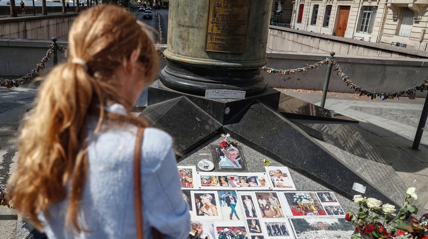 Curiosos y periodistas en el monumento que recuerda a Lady Di en París