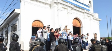 policias afuera de parroquia en masaya