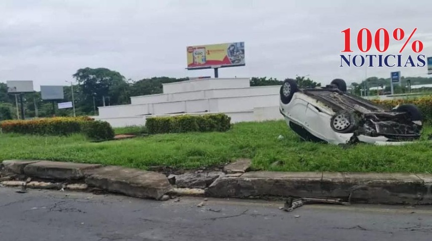 Joven resulta lesionado tras volcarse en la rotonda de Metrocentro en Managua