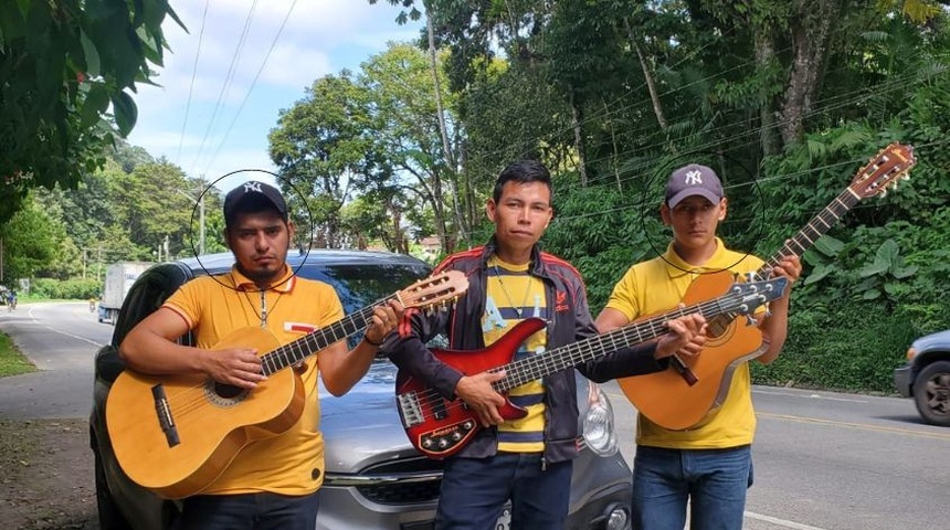 Hermanos invidentes de Jinotega sorprenden en Guatemala cantando música nicaragüense