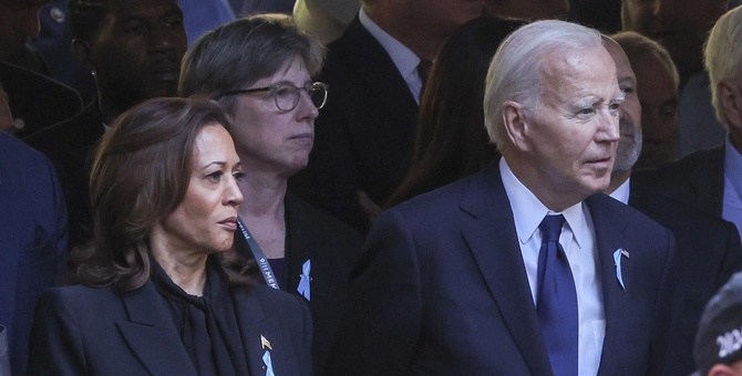 kamala harris junto joe biden rodeado multitud