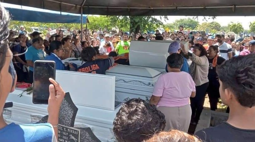 Culpan a vecina por muro que mató a padre e hijos en barrio Hialeah, víctimas fueron sepultadas en cementerio