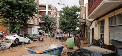 coches amontonados intensas lluvias valencia españa