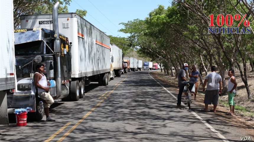 Cientos de transportistas centroamericanos siguen varados en frontera de Costa Rica y Nicaragua