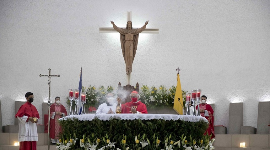 Católicos celebran una misa de desagravio por la imagen de la Sangre de Cristo quemada