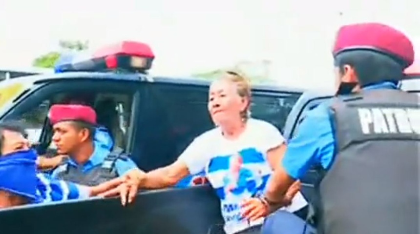 Policía sandinista detiene a doña "Coquito"