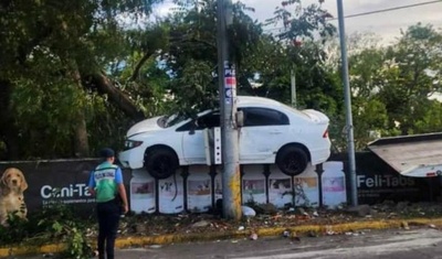 vehiculo sobre muro perimetral managua