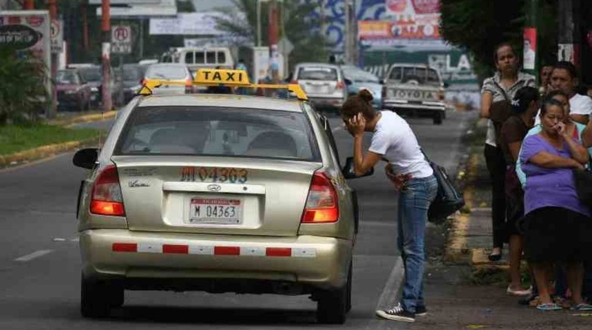 Taxistas invierten hasta 21 mil córdobas mensuales en combustible ante constantes alzas