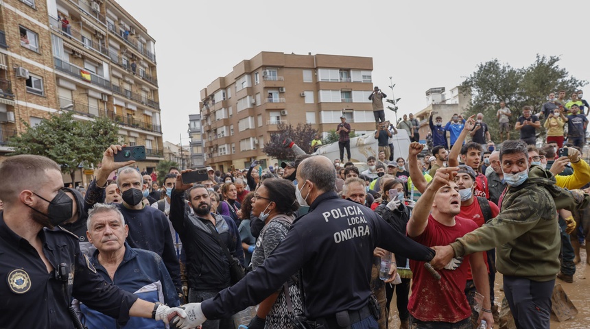 Insultos e indignación durante la visita de los reyes de España a las ciudades inundadas