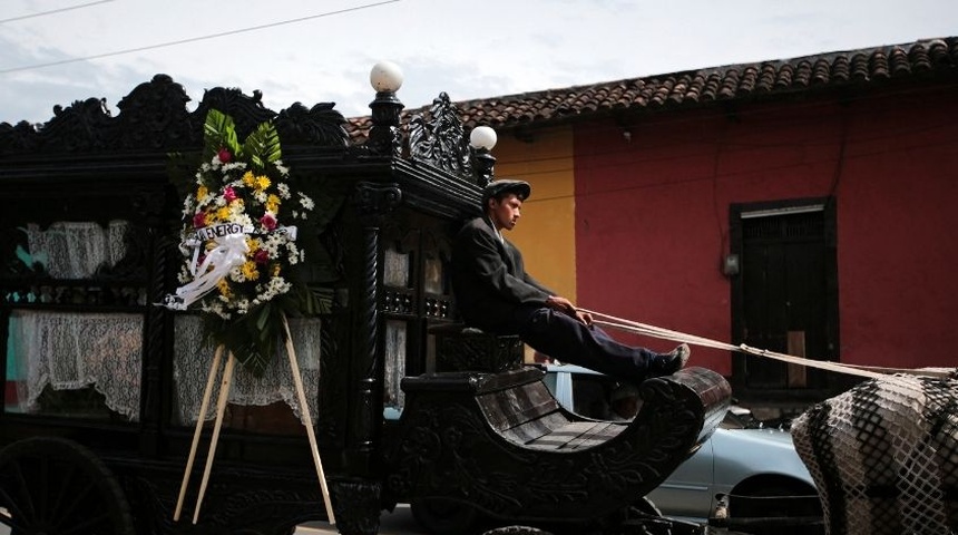 Ricos y pobres comparten tradición de carruajes fúnebres en Nicaragua