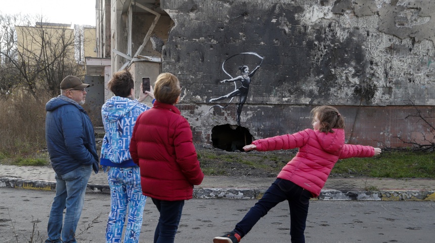 Banksy pinta siete murales en Ucrania