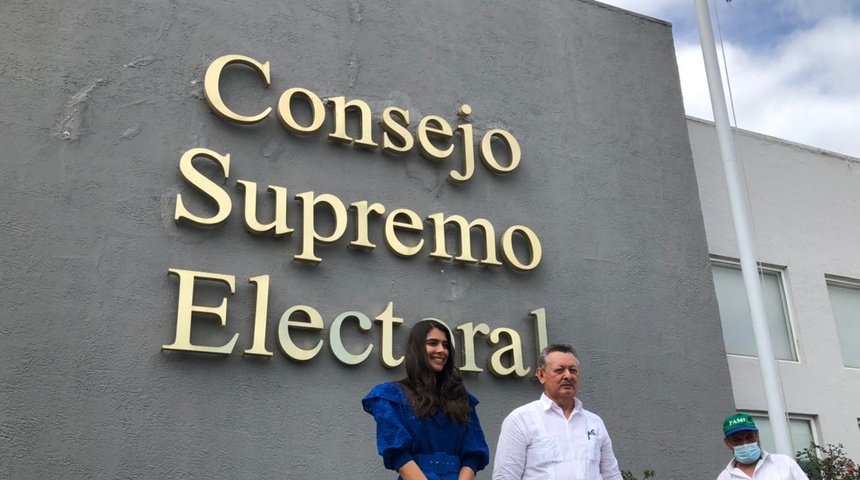 Óscar Sobalvarro y Berenice Quezada se inscriben como candidatos en Consejo Supremo Electoral