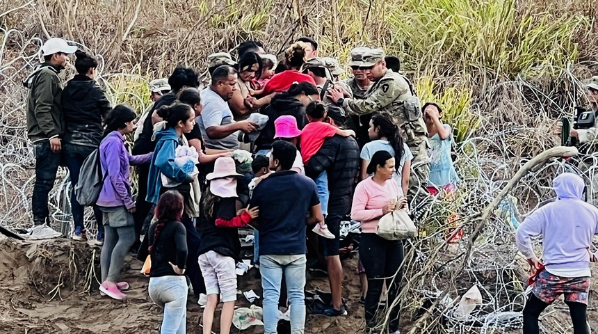 Texas anuncia que ha enviado a más de 100.000 migrantes en autobuses a ciudades demócratas