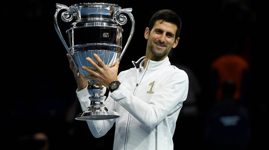 Djokovic recibe el trofeo de número uno