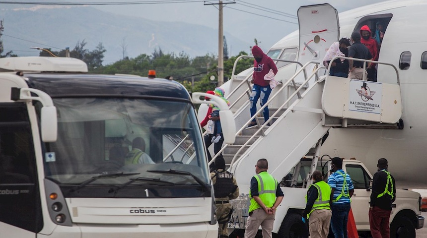 EE.UU. empieza a deportar a los haitianos retenidos en puente en la frontera