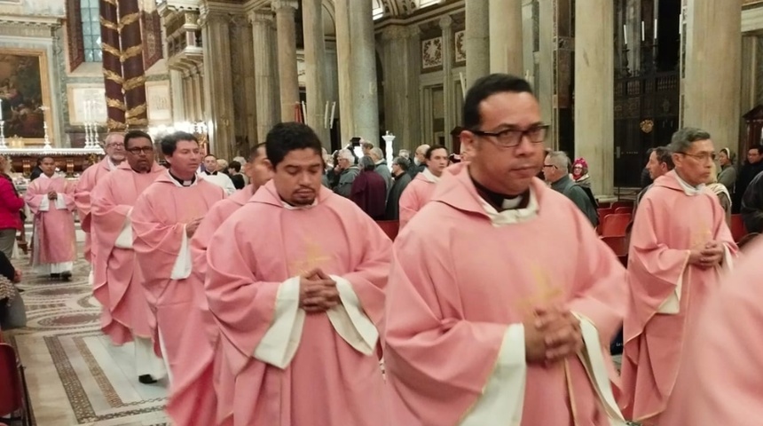 Sacerdotes desterrados por Daniel Ortega ofician misa en El Vaticano