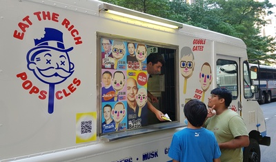 Un hombre vende helados con la imagen de los empresarios más ricos del mundo desde la ventana de una furgoneta, en la calle Broadway, junto a la céntrica plaza de Columbus Circle, en Nueva York.