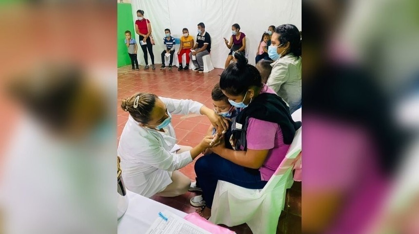 Médicos exiliados denuncian irresponsabilidad de régimen en Nicaragua por aplicar vacunas cubanas a niños