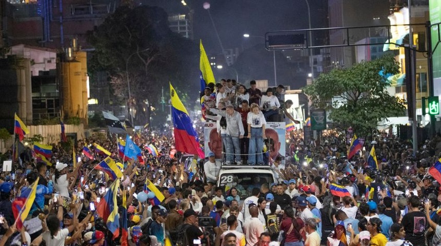 El chavismo y la oposición miden su fuerza en multitudinarias marchas en cierre de campaña