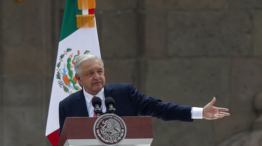 López Obrador afirma que México vive "una auténtica democracia" y "revirtió la decadencia"