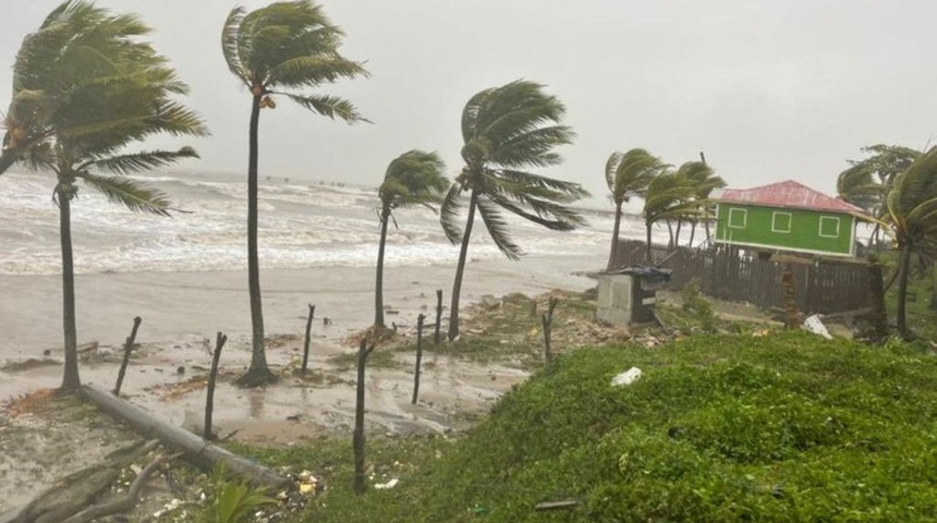 Julia ya no es huracán, pero se mantiene el peligro, advierte el NHC