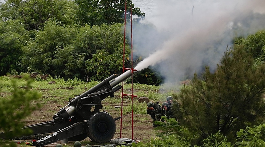 Taiwán prueba sus defensas mientras China prolonga sine die sus maniobras