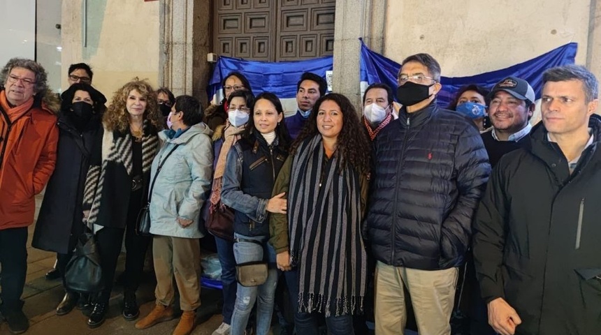 Sergio Ramírez y Gioconda Belli recuerdan a Hugo Torres durante una vigilia en Madrid, España