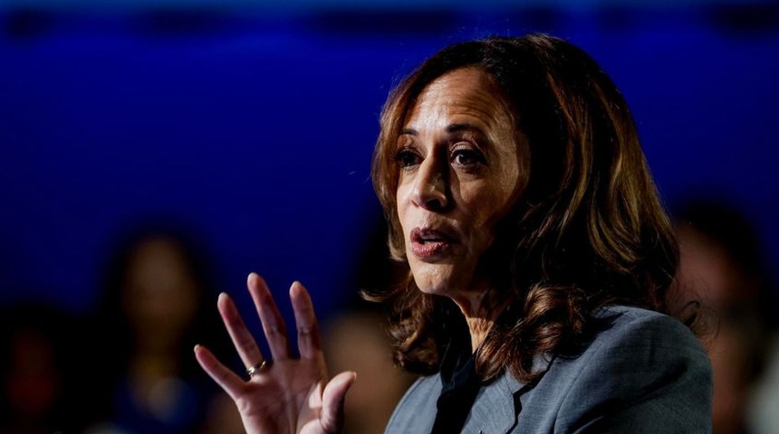 Kamala Harris no aparece posando junto al rapero 'Diddy' en un video de 2001