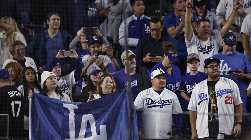 Aficionados celebran título de los Dodgers en California y rinden homenaje a Valenzuela