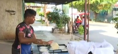 joven en managua vende tortillas