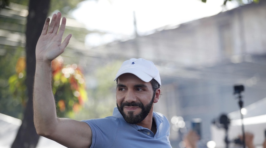 El presidente de El Salvador, Nayib Bukele, vota para su reelección inmediata