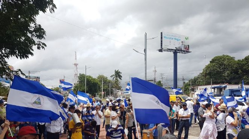 Autoconvocados participan en marcha "Solo el pueblo, salva al pueblo"