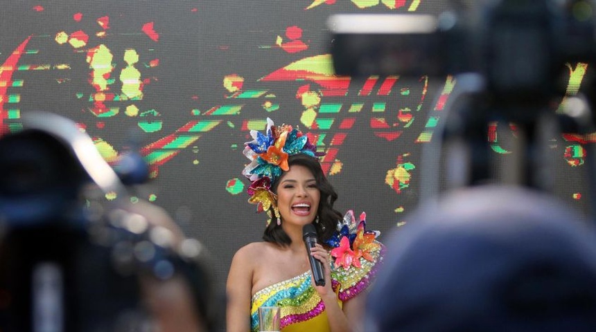 Miss Universo se empapa de cultura y hace obra social en su visita a Bolivia