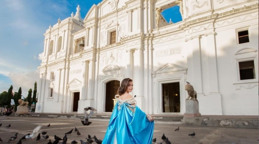 Niña nicaragüense brilla desde León con vestido y capa inspirado en Miss Universo Sheynnis Palacios