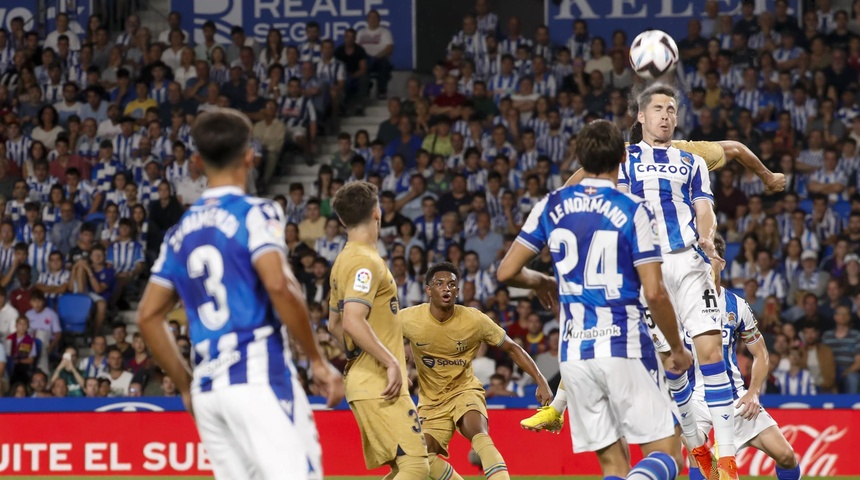 Lewandowski e Isak firman las tablas en San Sebastián al descanso