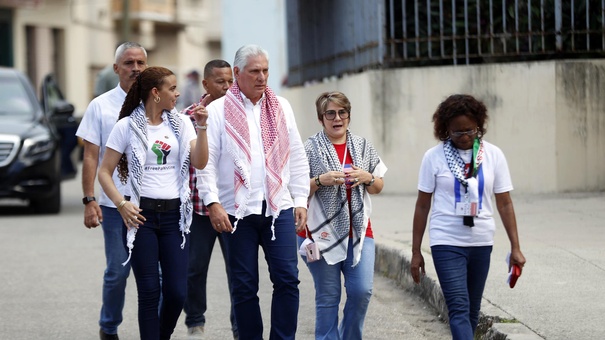 presidente diaz canel camina junto esposa