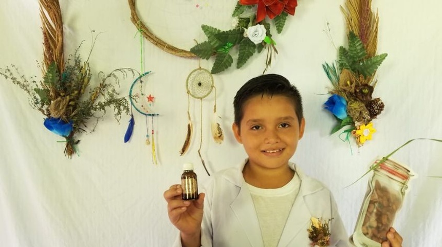 Niño quiere ser médico y tiene su propio negocio de plantas medicinales en la isla de Ometepe