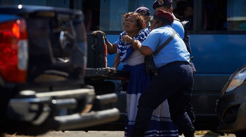 Doña Flor Ramírez, la señora del "huipil" cruza el río Bravo, pide asilo político en EEUU