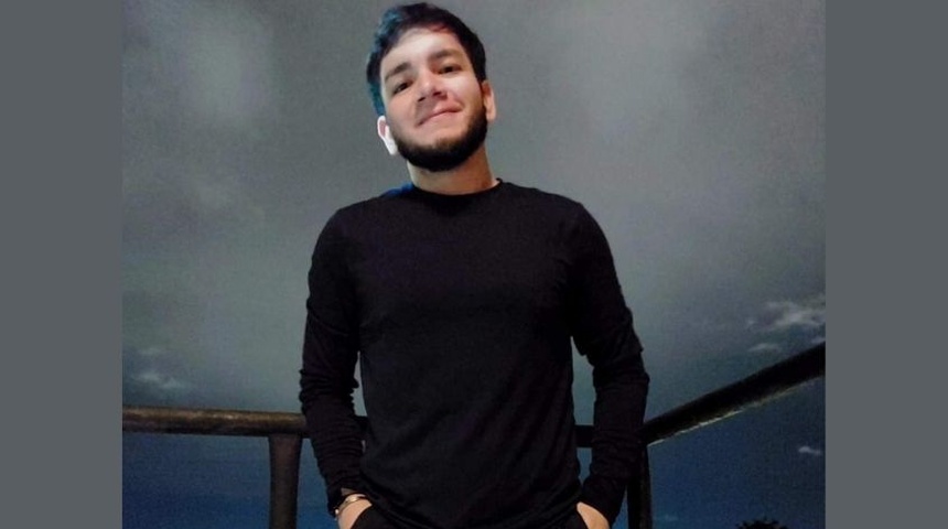 Joven exiliado nicaragüense presiona por aprobación de refugio en oficinas de migración en Costa Rica