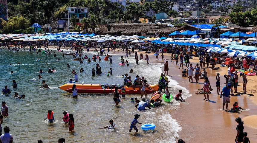 La Semana Santa revive turismo del puerto mexicano de Acapulco pese a estragos de ciclón